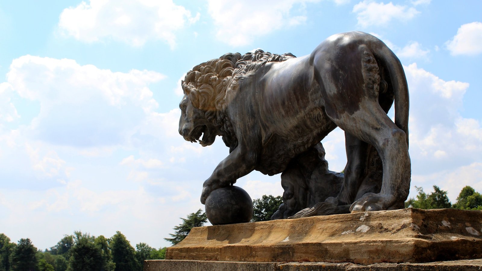 Photo by Ben Everett Ancient stories: a statue of a lion on a pedestal