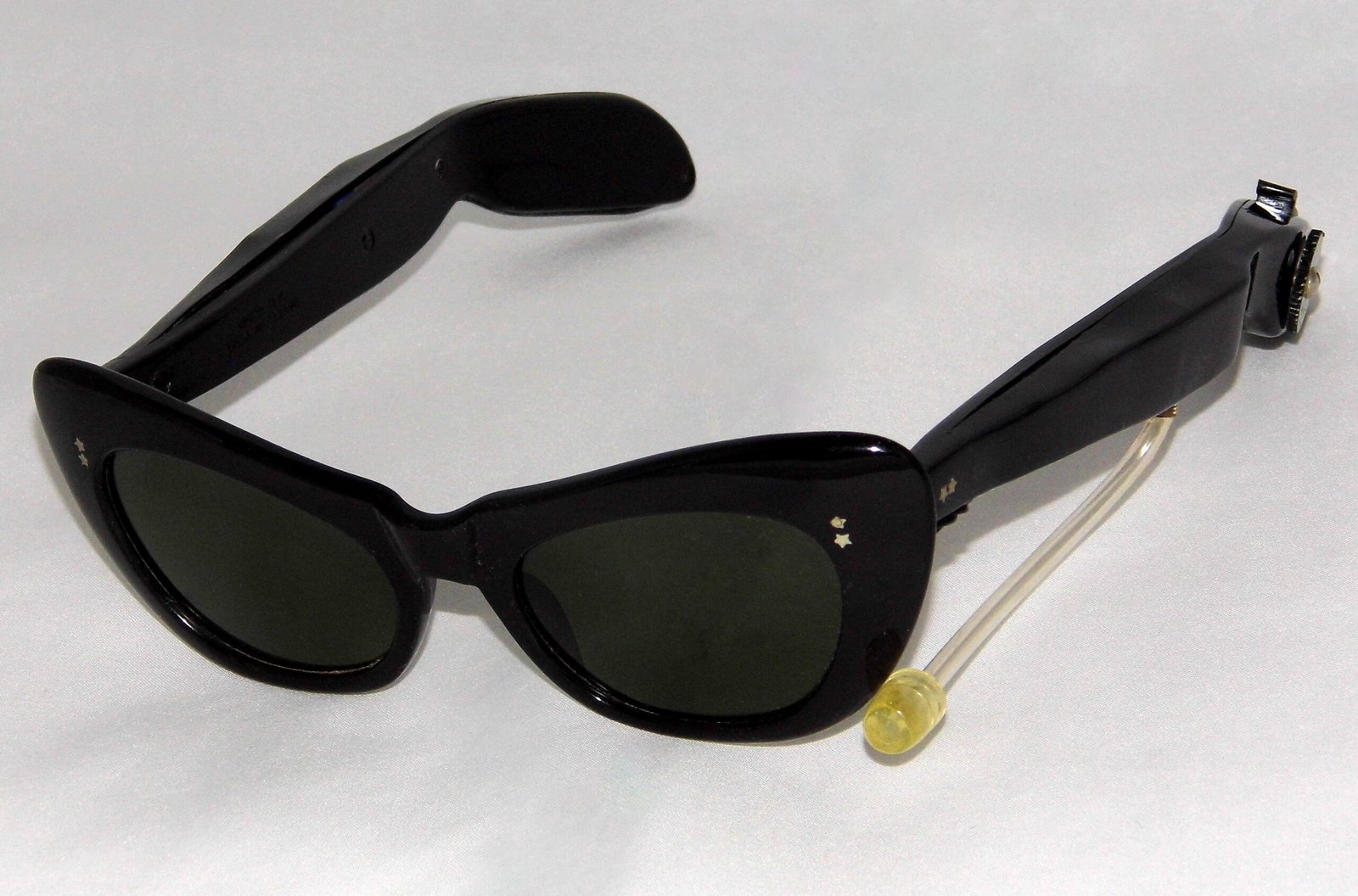Cat-Eye Sunglasses (image credits: wikimedia)