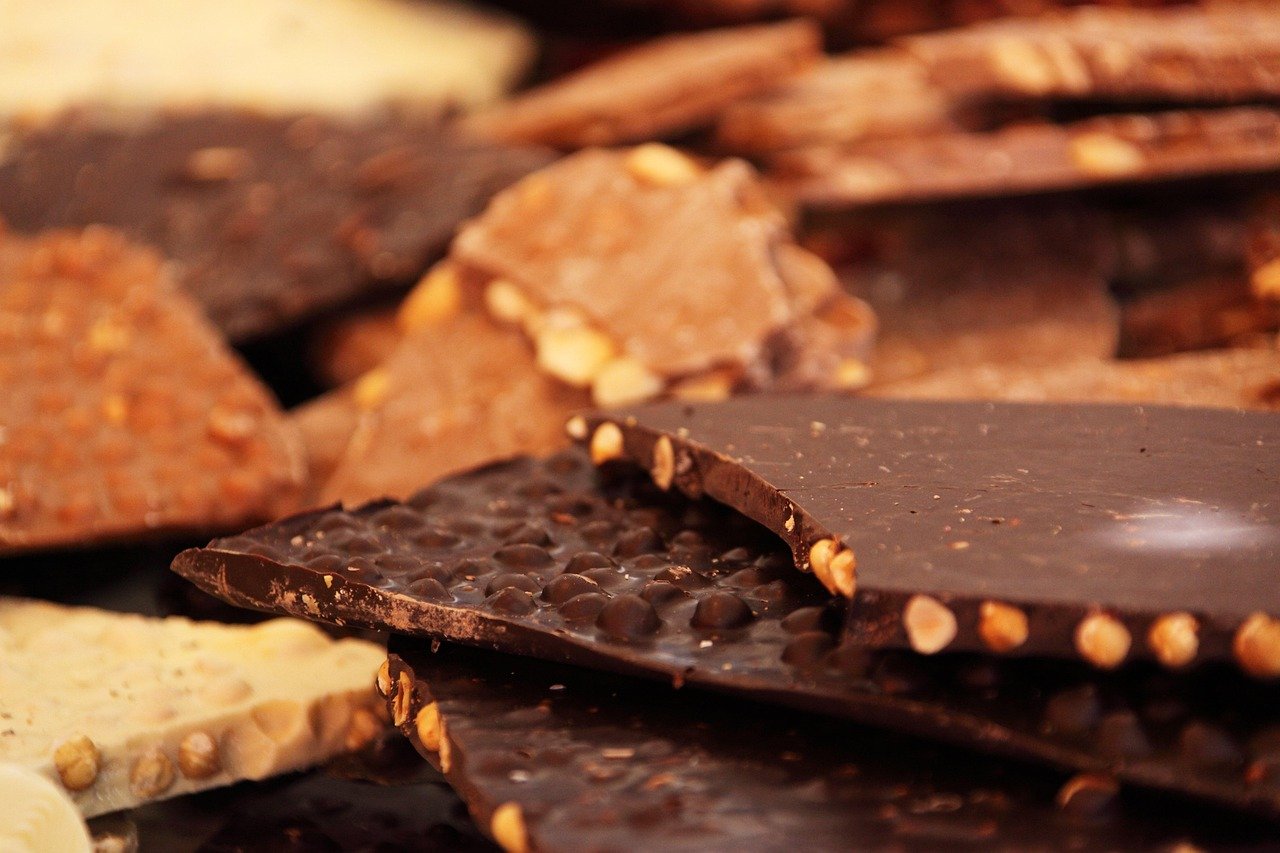 Chocolate: A Tempting Treat with Risks (image credits: pixabay)