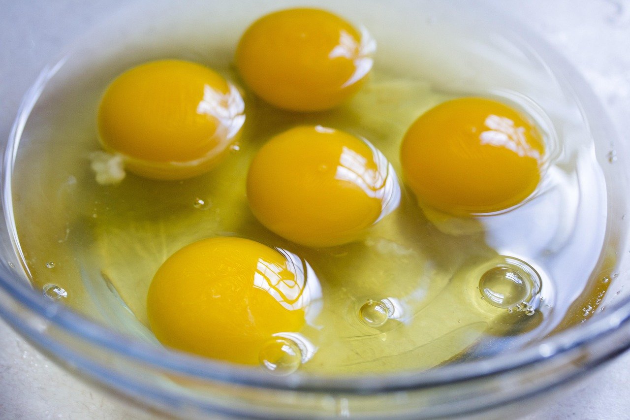 Raw Eggs: More Than Just a Risky Breakfast (image credits: pixabay)