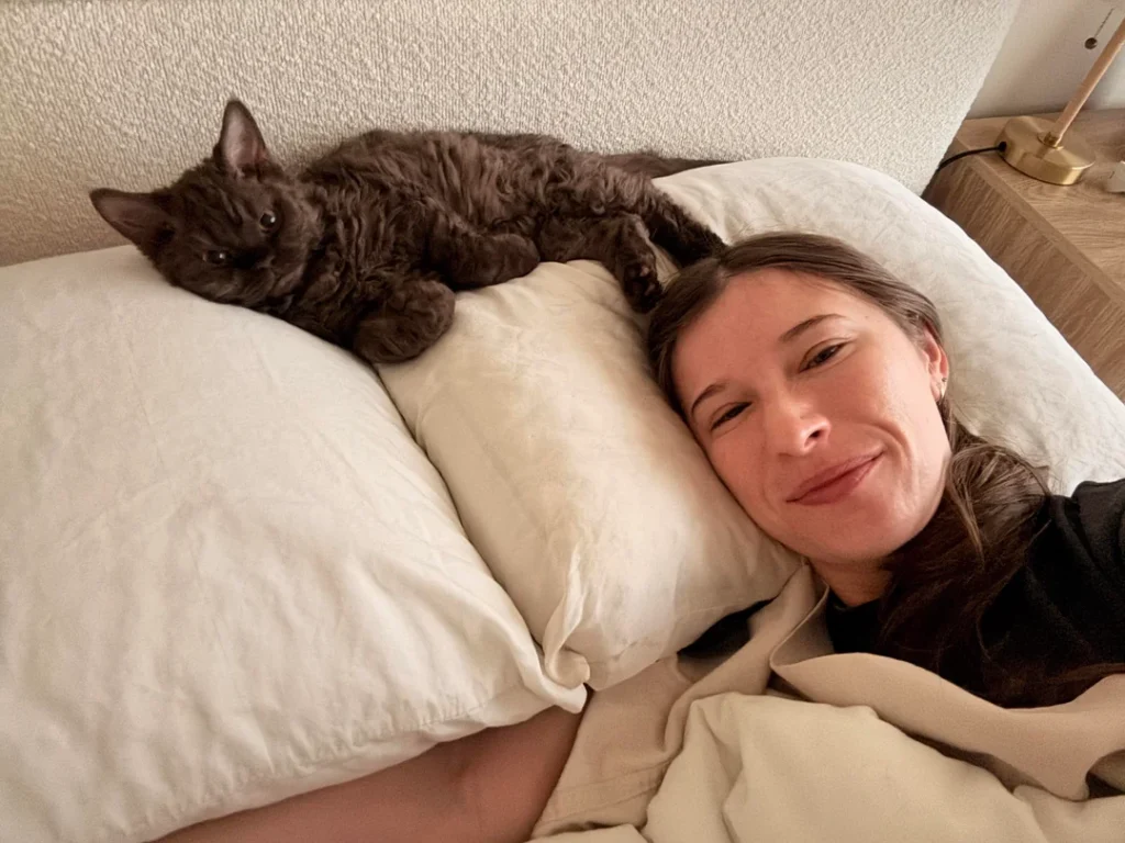 New Kitten's Pillow Fixation Sparks Viral Reddit Debate on Sleep and Snuggles