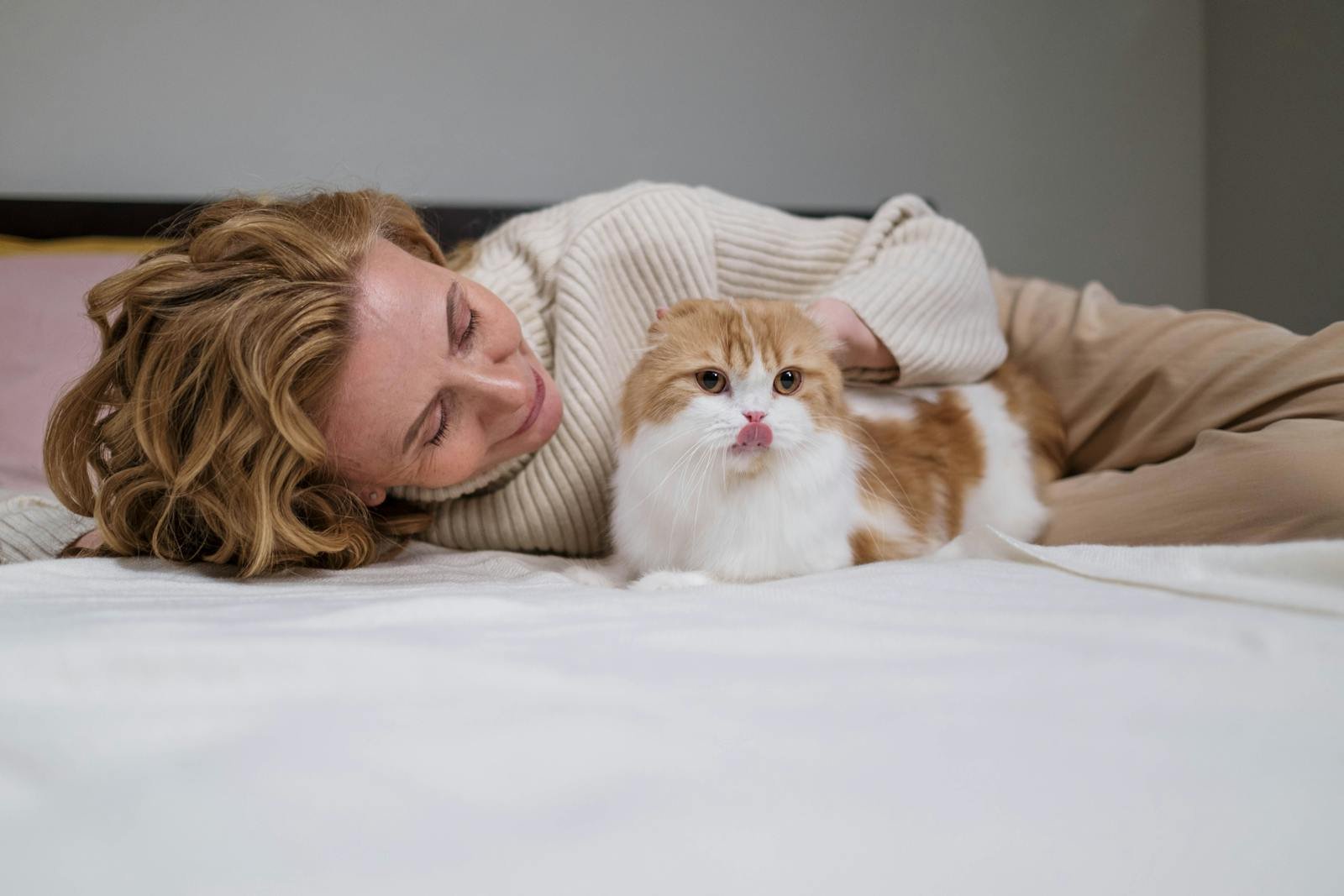 8 Things Your Cat Does When They Think You're Not Looking That Show Affection