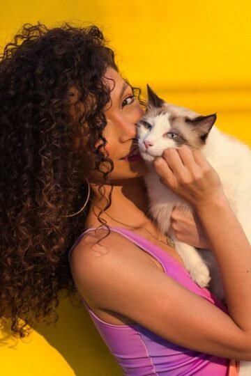 8 Ways Cats Mark Familiar People Without Spraying